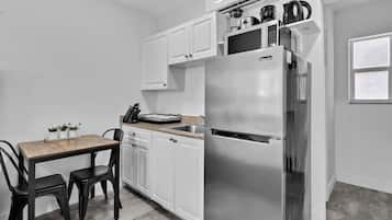 Kylskåp, mikrovågsugn, ugn och spishäll