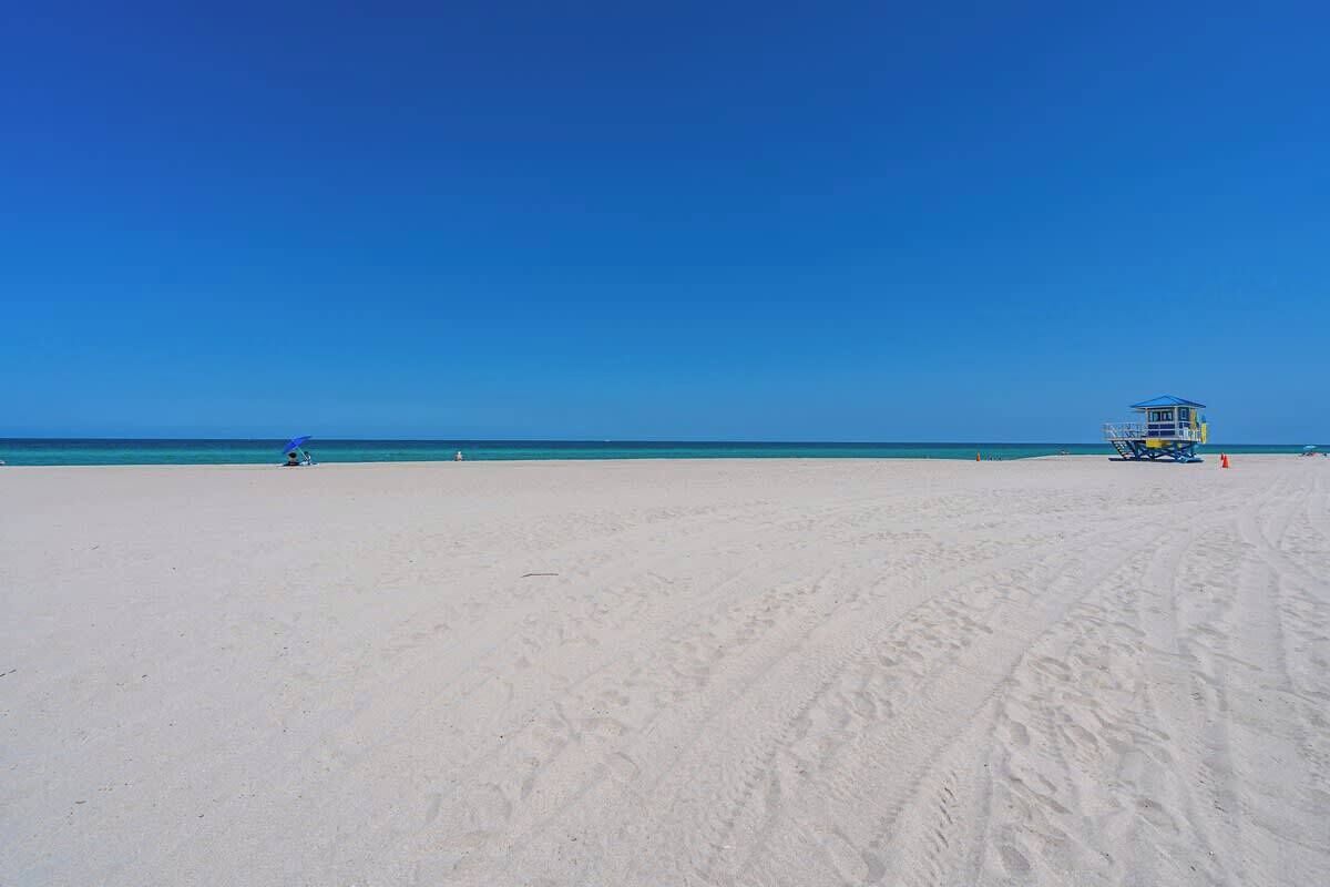 靠近海滩、沙滩椅、沙滩毛巾