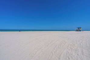 Beach nearby, sun loungers, beach towels - Lovely Studio Walking Distance To Ocean - Suite 7 (Hollywood)
