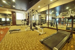 A gym with treadmills, weight machines, and free weights. - Taizhou Chunlan Guest House Old Street Branch (Taizhou)