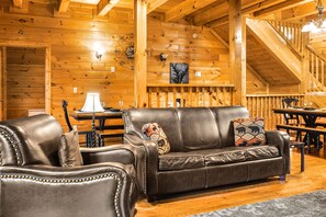 Smart-tv, een open haard, videospelletjes en tafelvoetbal