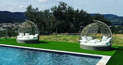 Gßte pour 4 personnes avec piscine et vue sur la vallée de l'Orb