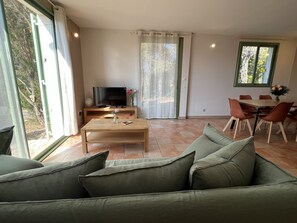 Smart TV - Gite Pour 4 Personnes Avec Piscine et vue sur la Vallée de L'orb (Cessenon-sur-Orb)