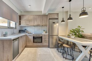 Fridge, oven, dishwasher, coffee/tea maker