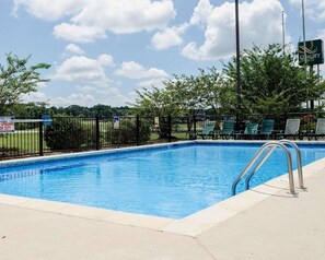 Outdoor pool - Quality Inn Louisville MS (Louisville)