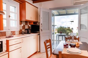 Fridge, oven, coffee/tea maker, electric kettle