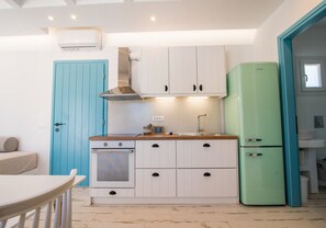 Fridge, oven, stovetop, coffee/tea maker