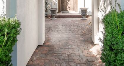 Chateau Wisteria - Luxury Villa with Theater, Garden & Panoramic Views
