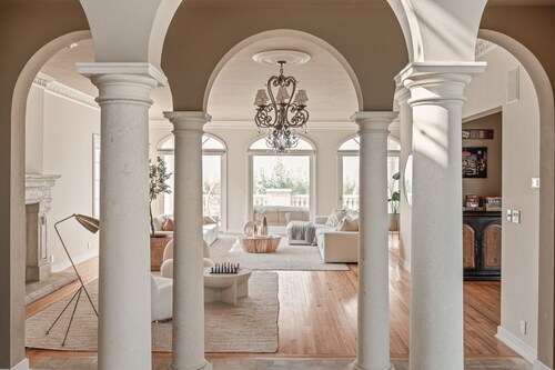 Chateau Wisteria - Luxury Villa with Theater, Garden & Panoramic Views