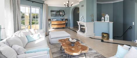 TV connectée, cheminée, table de tennis de table