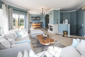 Smart TV, chimenea y tenis de mesa 