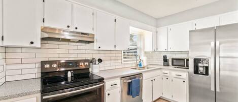 ثلاجة، ميكروويف، فرن، موقد طهي مسطح