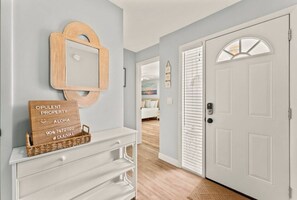 Interior - Summer Breeze - Heated Pool - 4 min to Mayo (Jacksonville)