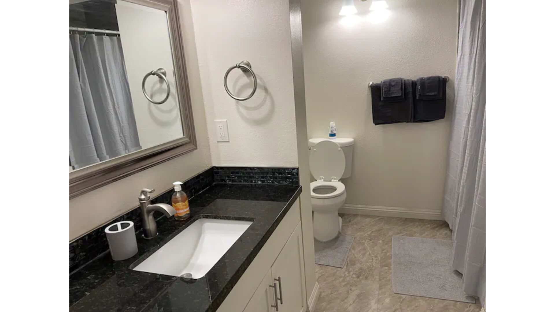 Sweet Studio attached to the main house & Hot tub.