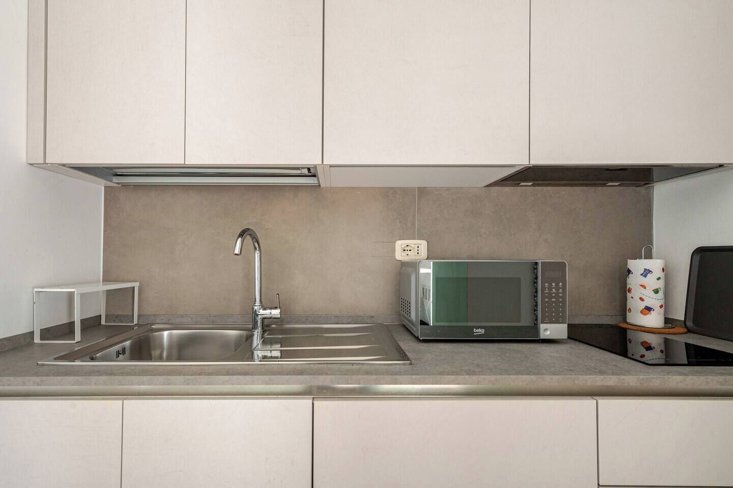 Réfrigérateur, micro-ondes, plaque de cuisson, cafetière/bouilloire