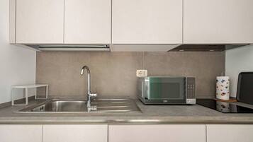 Réfrigérateur, micro-ondes, plaque de cuisson, cafetière/bouilloire