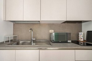 Réfrigérateur, micro-ondes, plaque de cuisson, cafetière/bouilloire