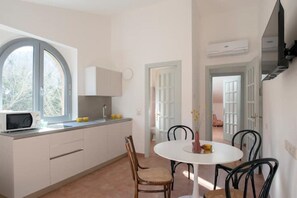 冷蔵庫、電子レンジ、コンロ、コーヒー / ティーメーカー