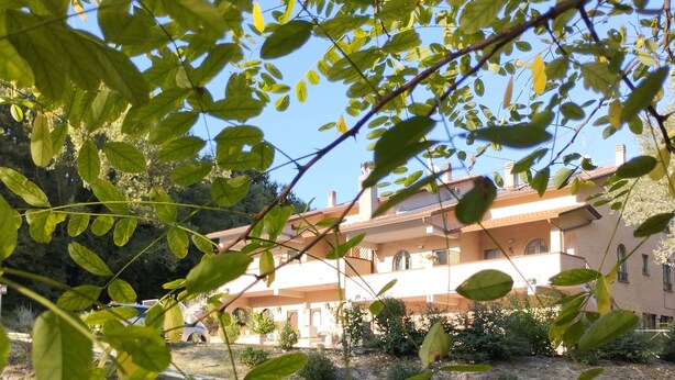 A residential building with a garden in front. - Il Sentiero Apartment, sourrounded by greenery (Pian della Pieve)