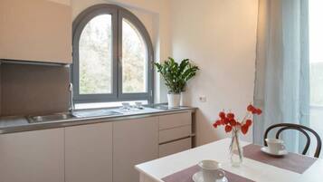 Frigorifero, microonde, piano cottura, bollitore elettrico