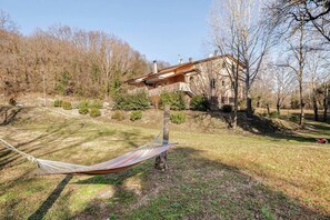 Exterior - Il Castello Apartment, sourrounded by greenery (Pian della Pieve)