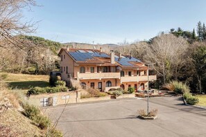 Exterior - Il Castello Apartment, sourrounded by greenery (Pian della Pieve)