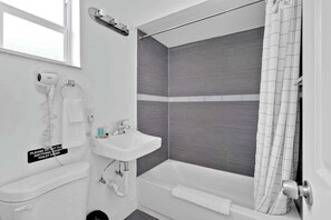 Een douche, een haardroger, handdoeken