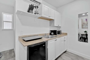 Microwave, stovetop, coffee/tea maker, toaster - Charming Studio Walking Distance To Ocean - Unit 8 (Hollywood)