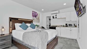 Desk, iron/ironing board, travel cot, WiFi