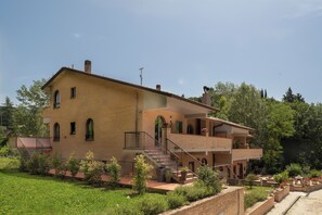 Exterior - Il Monte Apartment, sourrounded by greenery (Pian della Pieve)