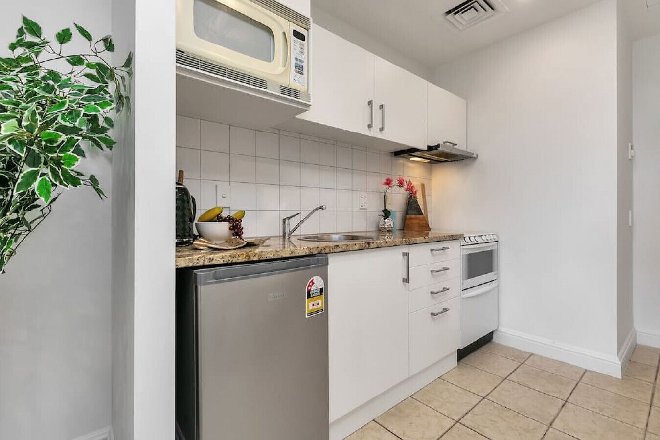 ثلاجة، ميكروويف، فرن، غسالة أطباق