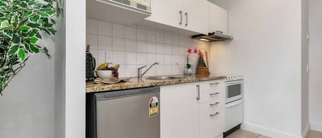 Refrigerador, microondas, horno y lavavajillas