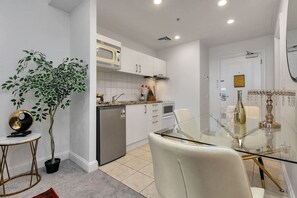 Kjøleskap, mikrobølgeovn, ovn og oppvaskmaskin