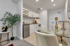 Kühlschrank, Mikrowelle, Ofen, Geschirrspüler