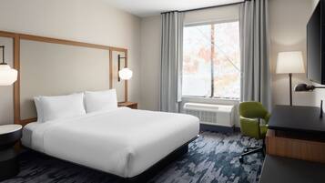 Caja de seguridad en la habitación y tabla de planchar con plancha