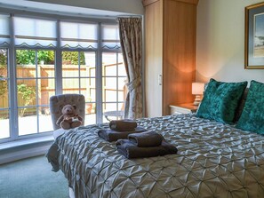4 bedrooms, free WiFi, bed sheets, wheelchair access