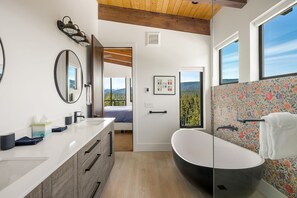 Bathtub, hair dryer, towels, soap - Stunning views!  5bd-4.5ba with excellent reviews in the center of the resort! (Cle Elum)