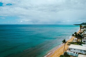 Una spiaggia nelle vicinanze