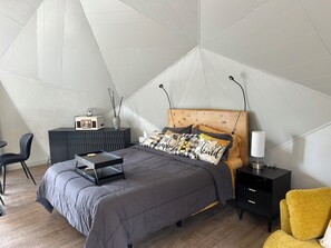 1 bedroom, desk, WiFi
