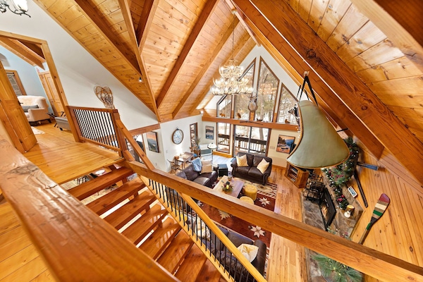 Televisor intel·ligent, llar de foc, reproductor de DVD i futbolí