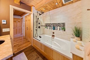 Bañera de hidromasaje, secador de pelo, toallas, jabón