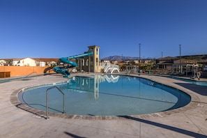 Una piscina al aire libre