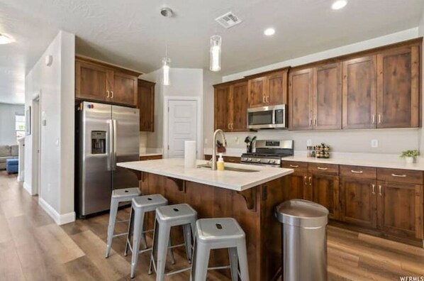 Refrigerador, microondas, horno y parrilla de estufa