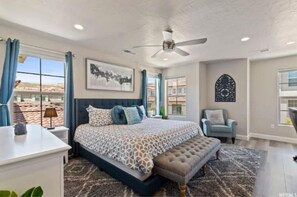 4 habitaciones, escritorio y tabla de planchar con plancha 