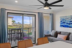 Een smart-tv en een computerscherm