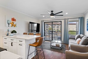 Smart TV, computer monitors - Beach Elegant 4U - 1st Flr. King Bed - Beach Tennis Resort - SNOWBIRD - A119 (Hilton Head Island)