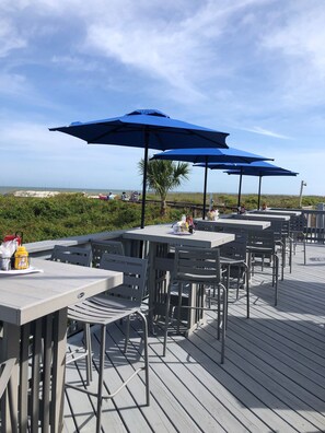 Outdoor dining - Beach Elegant 4U - 1st Flr. King Bed - Beach Tennis Resort - SNOWBIRD - A119 (Hilton Head Island)
