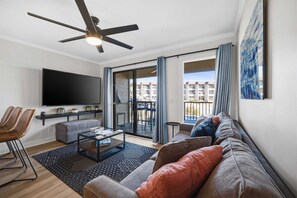 Smart TV, computer monitors - Beach Elegant 4U - 1st Floor - King Bed - Beach Tennis Oceanfront Resort - A119 (Hilton Head Island)