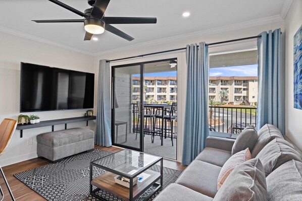 Smart TV, computer monitors - Beach Elegant 4U - 1st Flr. King Bed - Beach Tennis Resort - SNOWBIRD - A119 (Hilton Head Island)