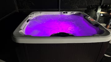 Tina de hidromasaje al aire libre